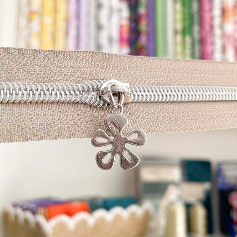 #5 Zipper Pull - Silver Flower